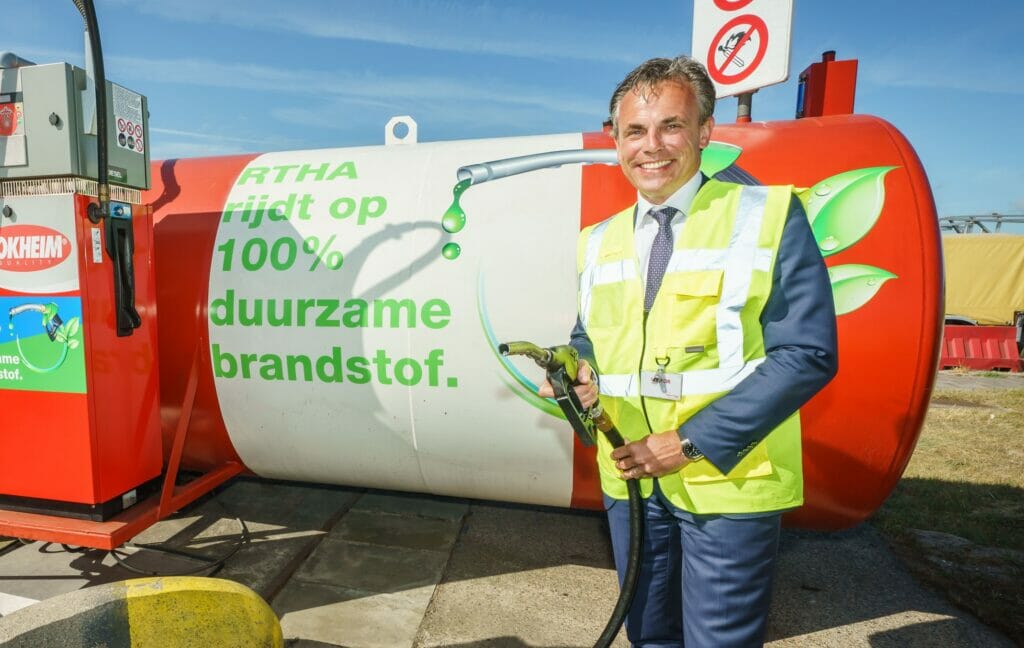 Minister Mark Harbers van I&W tankt het eerste voertuig op de luchthaven met HVO100 duurzame diesel.