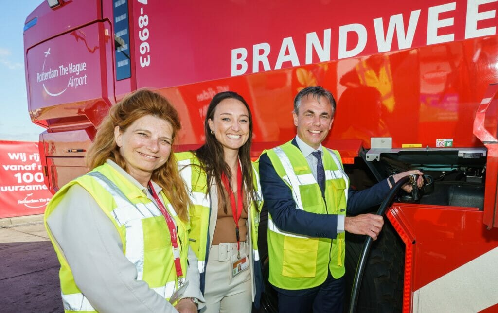 Op de foto: Desiree Breedveld (commercieel directeur RTHA), Michelle Samson (Duurzaamheidsmanager RTHA) en minister Mark Harbers (I&W)